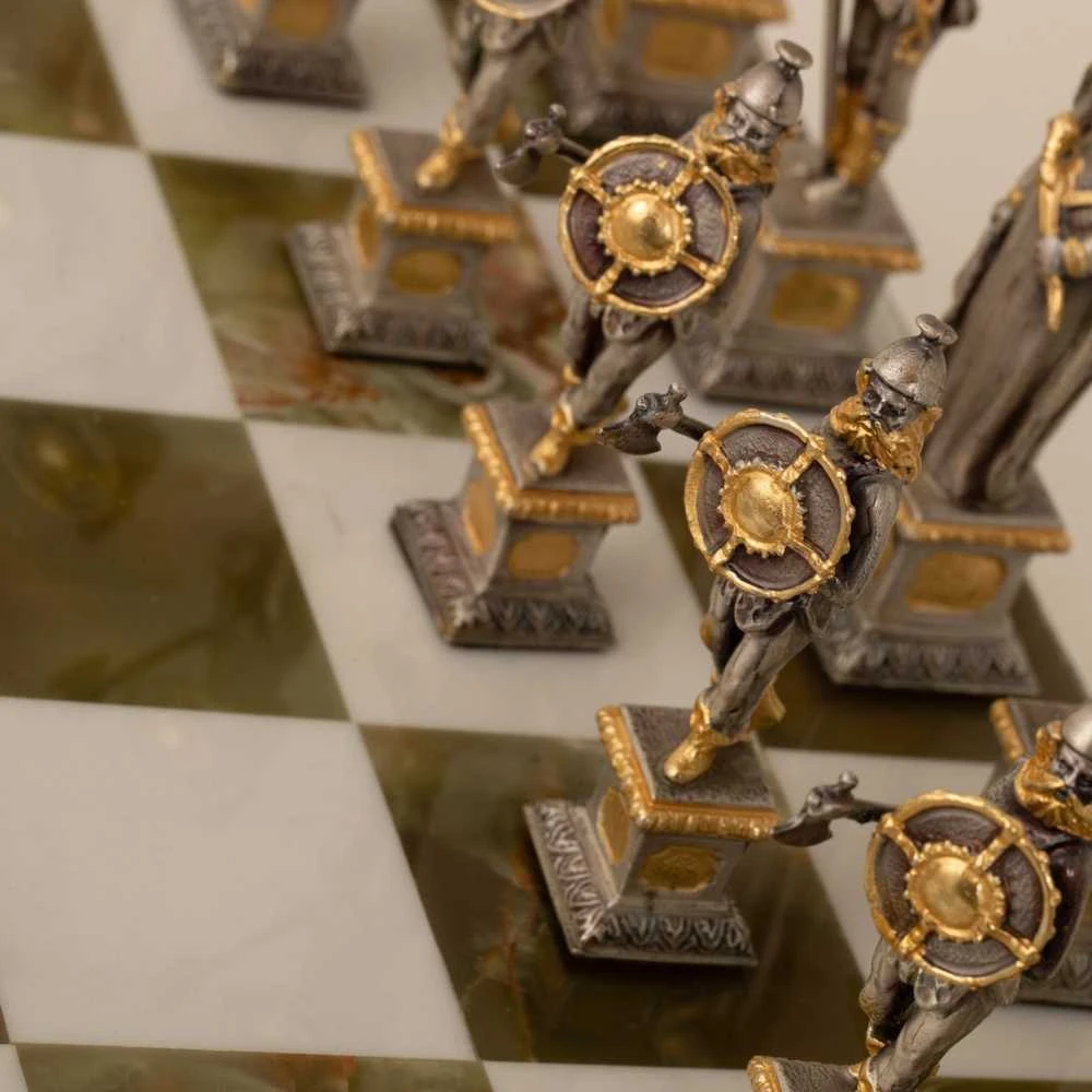 Italfama Karalius Artūras Pilyje: ypač prabangūs šachmatai iš Bronzos dengti tikru 24K auksu