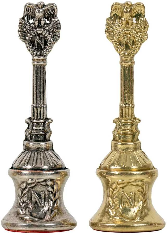 Italfama NAPOLEONAS: Metalinės šachmatų figūros su rudai juoda dirbtinės odos šachmatų lenta ir dėtuve + šaškės ir nardai