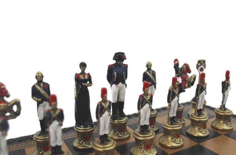 Italfama NAPOLEONAS: rankomis spalvinti šachmatai su prabangia odos imitacijos žaidimo lenta ir dėtuve + šaškės ir nardai