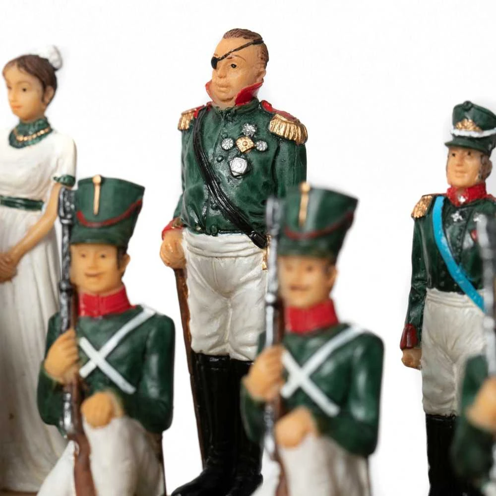Italfama NAPOLEONAS prieš RUSIJĄ: rankomis spalvinti šachmatai su odos pakaitalo lenta ir dėtuve + šaškės ir nardai