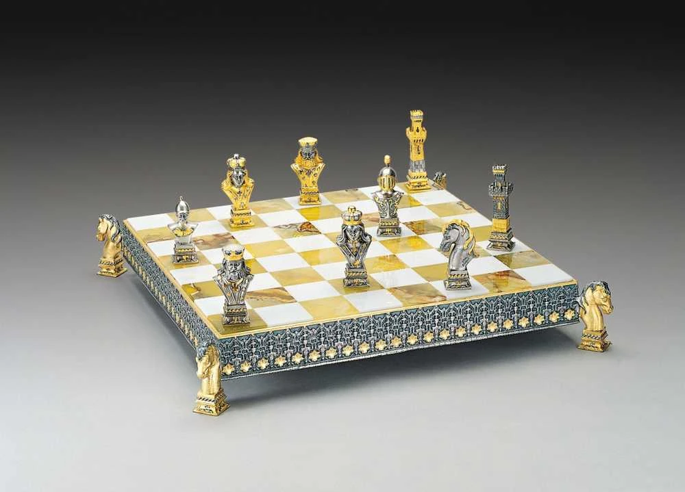 Italfama POKERIO STILIUS: Ypač prabangūs šachmatai iš Bronzos dengti tikru 24K auksu