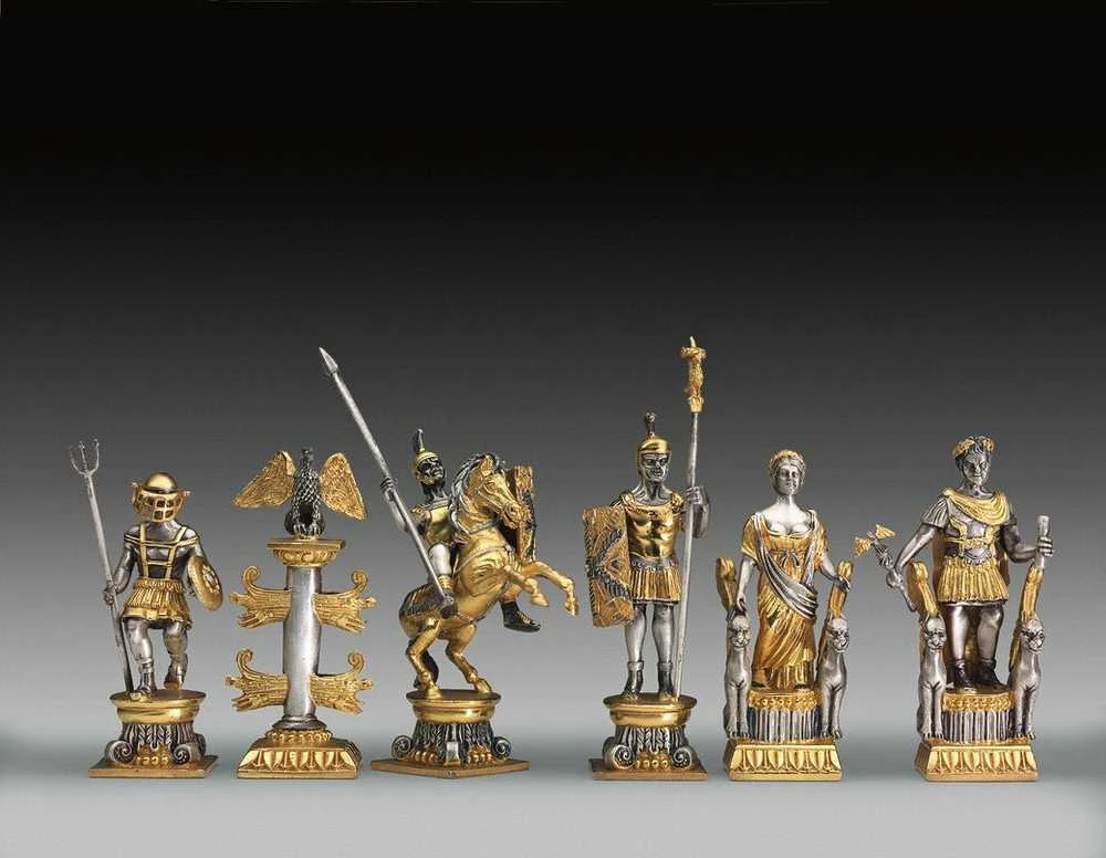Italfama ROMĖNAI VS EGIPTIEČIAI: prabangūs šachmatai iš Bronzos dengti tikru 24K auksu + stalas ir kėdės
