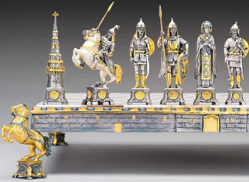 Italfama RUSIJOS PRINCAI: ypač prabangūs šachmatai iš Bronzos dengti tikru 24K auksu