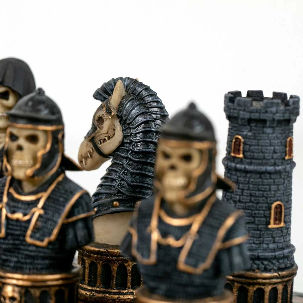Italfama SKELETAI: unikalūs rankomis spalvinti šachmatai su odos pakaitalo žaidimo lenta