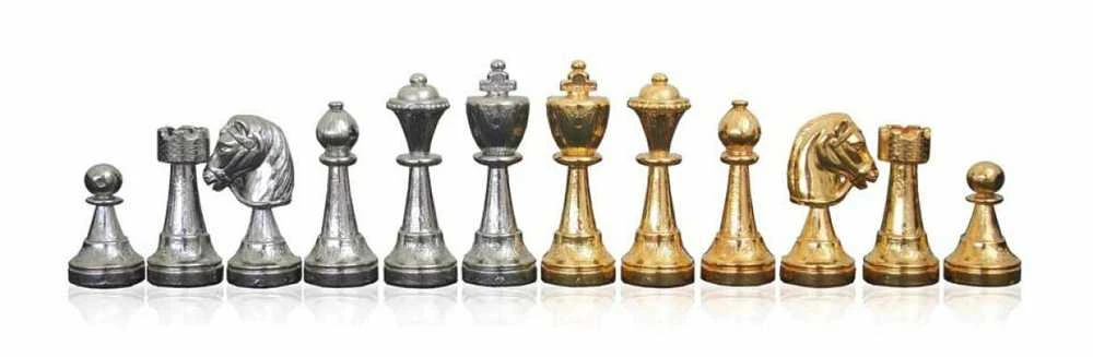 Italfama TIKRU auksu ir sidabru padengti metaliniai šachmatai su rankų darbo inkrustuota riešutmedžio šachmatų lenta