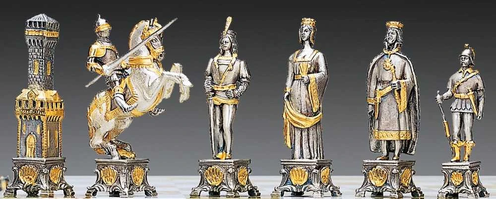 Italfama VATIKANO KARIAI III: ypač prabangūs šachmatai iš Bronzos dengti tikru 24K auksu + stalas ir kėdės
