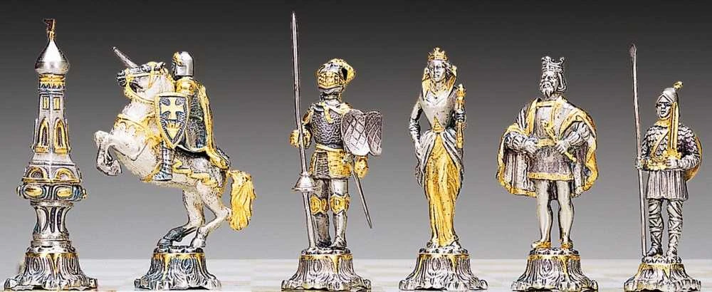 Italfama VIDURAMŽIŲ KARAI II: ypač prabangūs šachmatai iš Bronzos dengti tikru 24K auksu + stalas ir kėdės