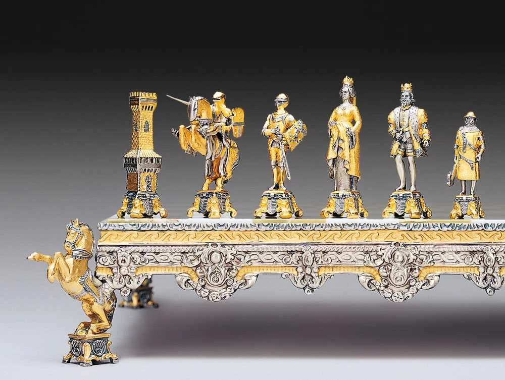 Italfama VIDURAMŽIŲ SUSIDŪRIMAS XIII: ypač prabangūs šachmatai iš Bronzos dengti tikru 24K auksu