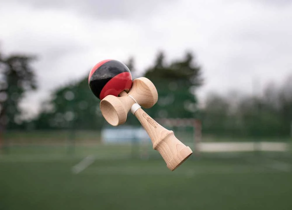 Yoyo Kendama žaislas, medinis/raudonas