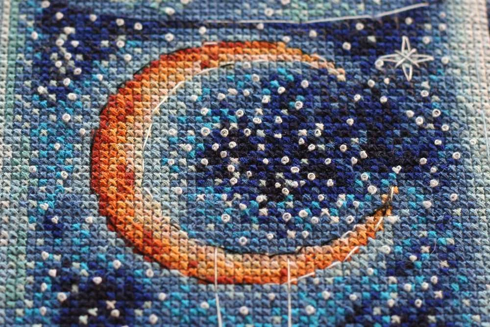 Abris Art Siuvinėjimo kryželiu rinkinys „Mėnuo įsimylėjėliams“, 22×28 cm, 14 ct, 33 sp.