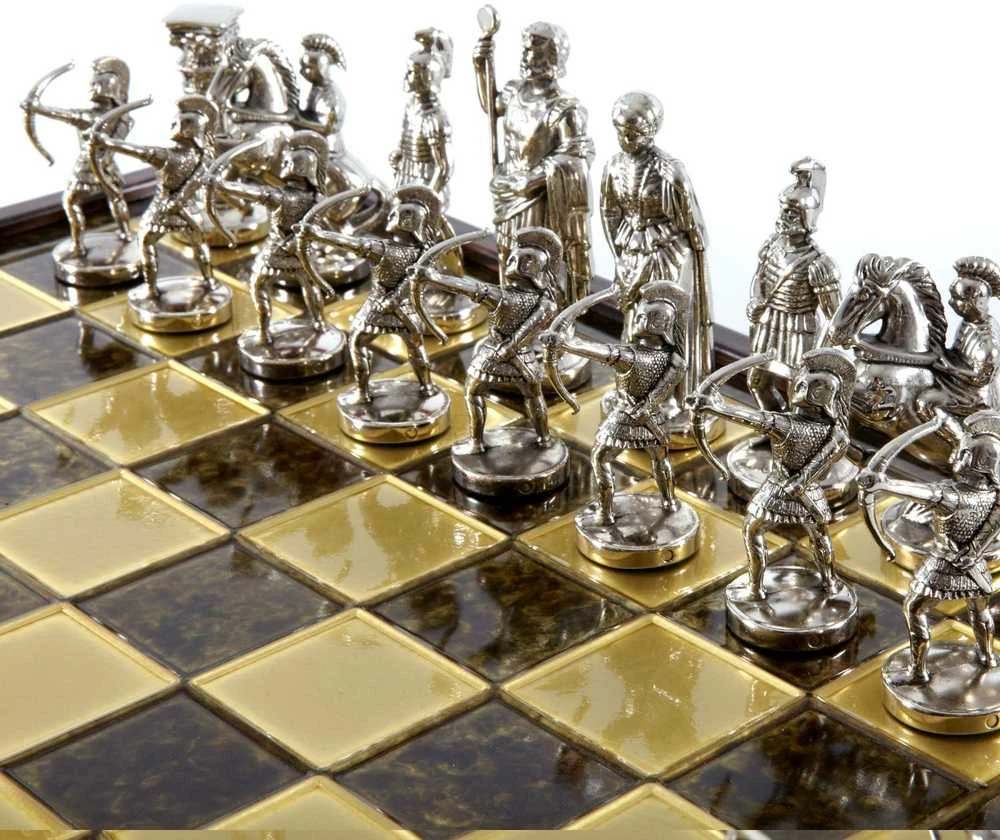 Manopoulos Lankininkų Metalinių Šachmatų Rinkinys Su 44cm Medine Šachmatų Lenta