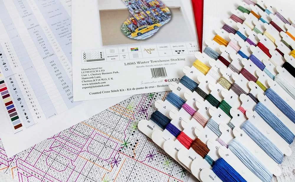 Letistitch Siūlų skaičiavimo kryželiu rinkinys "Žiemiškas miesto namelis-kojinė" 24,5x37cm SLETIL8085