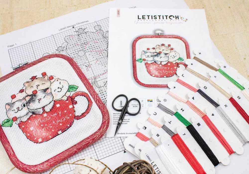 LetiStitch luca S Siūlų kryželiu rinkinys "Meowy Christmas" - su įtrauktu raudonu lankelis 11x9cm SLETIL8080