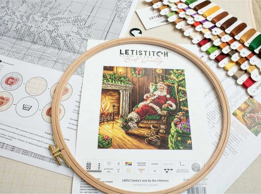 LetiStitch luca S (D) Kalėdų senelio poilsis prie židinio 38,5x40cm SLETIL8052