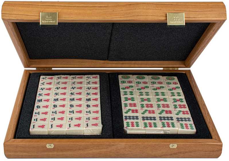 Manopoulos Prabangus Mahjong rinkinys riešutmedžio dėkle