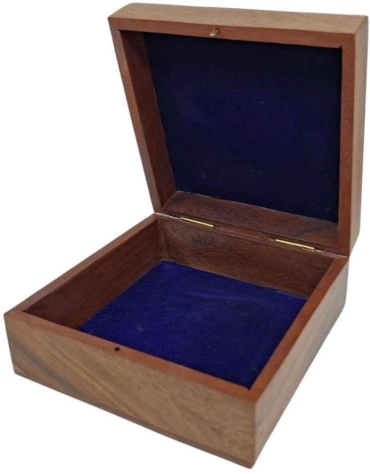 Mirtop Elegantiška medinė dovanų dėžutė su tamsiai mėlynu įdėklu, 14 x 14 x 6,5 cm