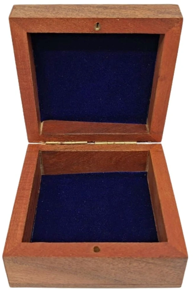 Mirtop Maža medinė dovanų dėžutė su tamsiai mėlynu įdėklu, 8 x 8 x 4 cm