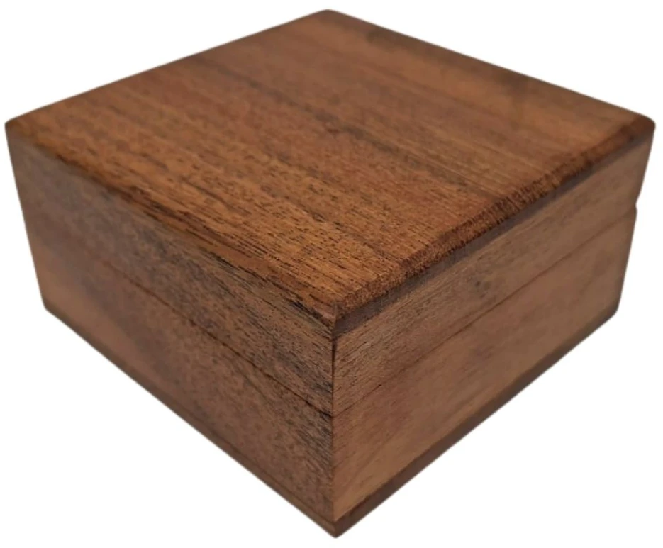 Mirtop Maža medinė dovanų dėžutė su tamsiai mėlynu įdėklu, 8 x 8 x 4 cm
