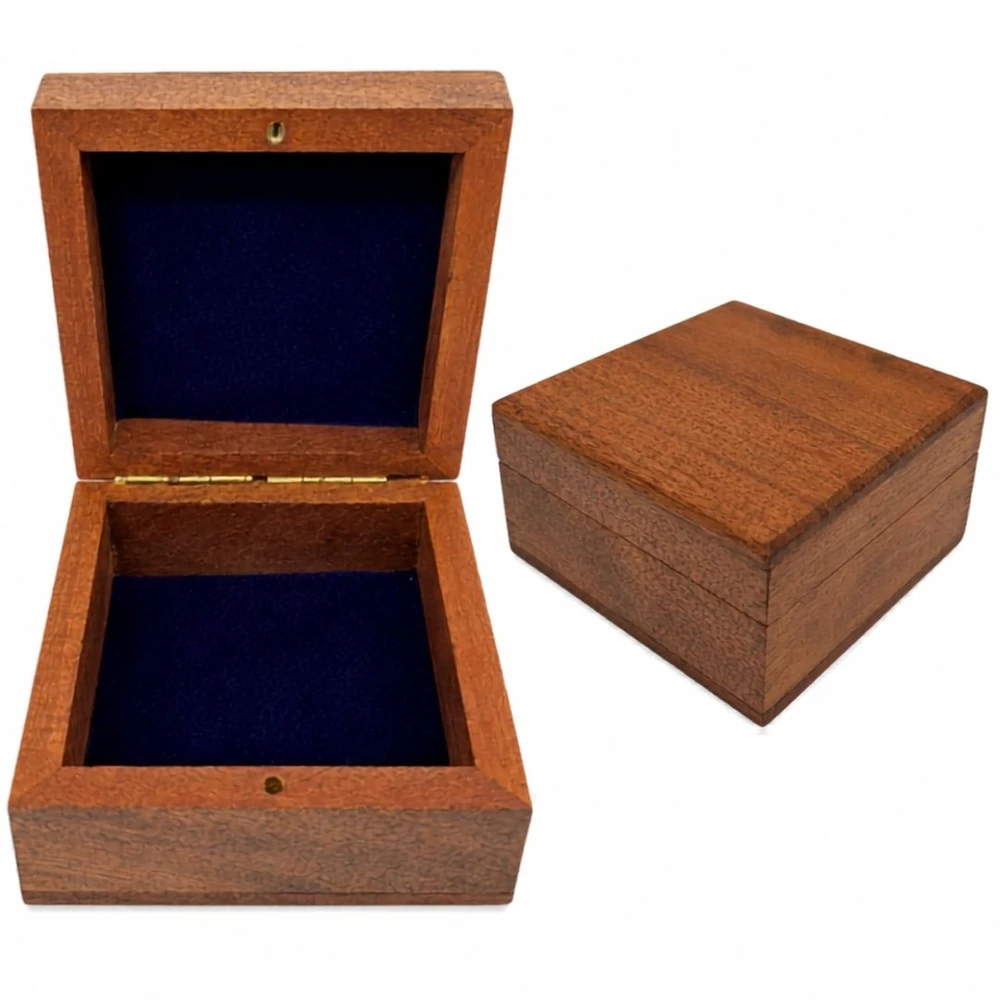 Mirtop Maža medinė dovanų dėžutė su tamsiai mėlynu įdėklu, 8 x 8 x 4 cm