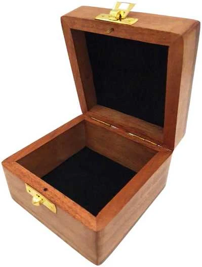 Mirtop Medinė dėžutė papuošalams 6×6×4 cm – su pamušalu, graviruojama