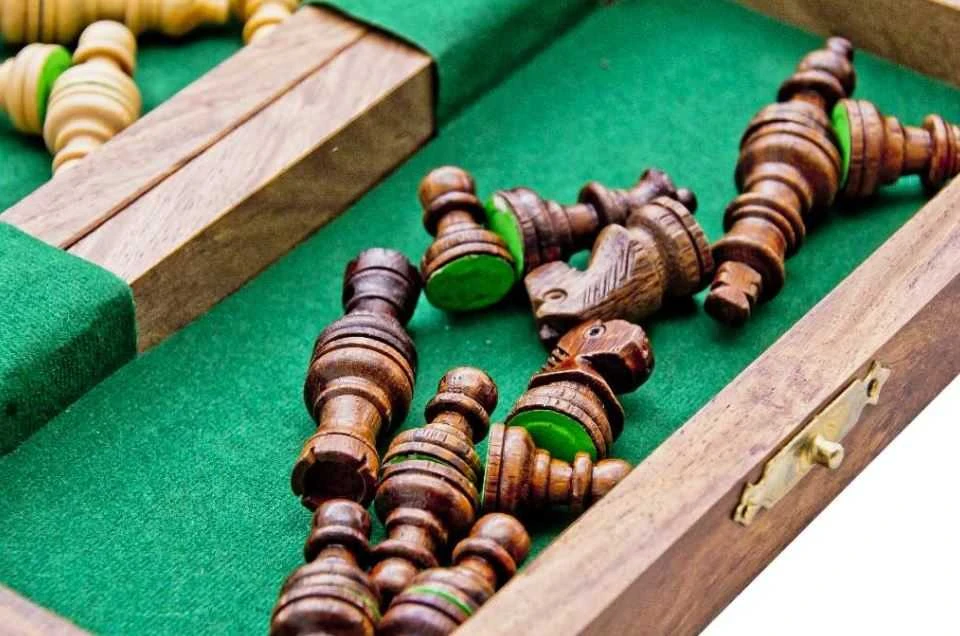 Mirtop Magnetinis medinis šachmatų rinkinys 17x17 – sulankstomas, kelioninis