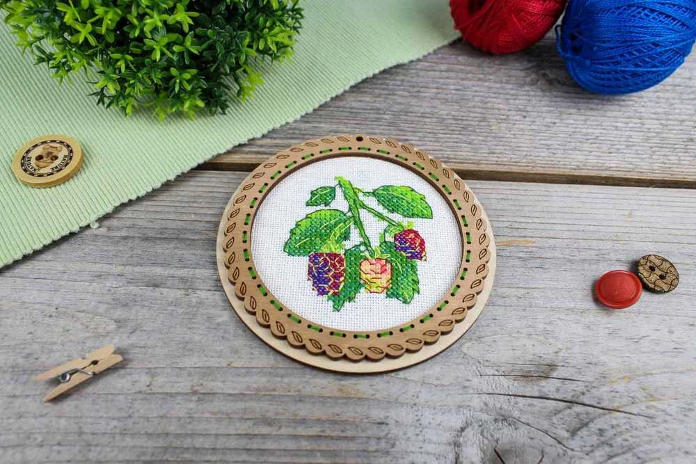 MP Studia Kryželių rinkinys ant medinio pagrindo „Vasarinės gervuogės“ 10×10 cm