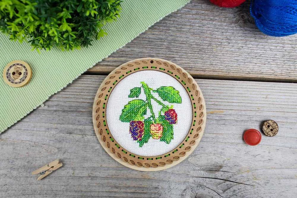 MP Studia Kryželių rinkinys ant medinio pagrindo „Vasarinės gervuogės“ 10×10 cm