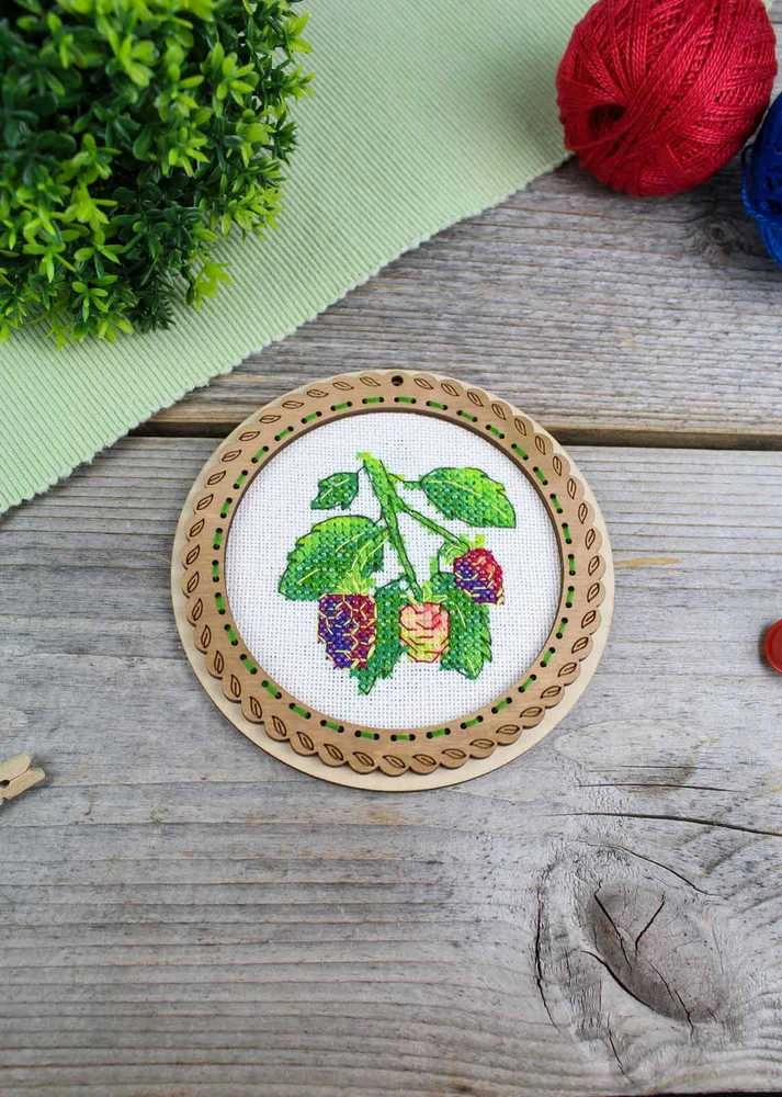 MP Studia Kryželių rinkinys ant medinio pagrindo „Vasarinės gervuogės“ 10×10 cm