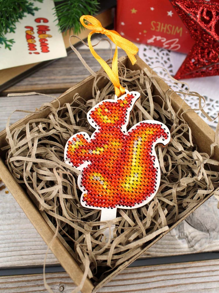 MP Studia Kryželiu siuvinėjamas medinis pakabukas „Voverė su ledinuku“ 9×6 cm