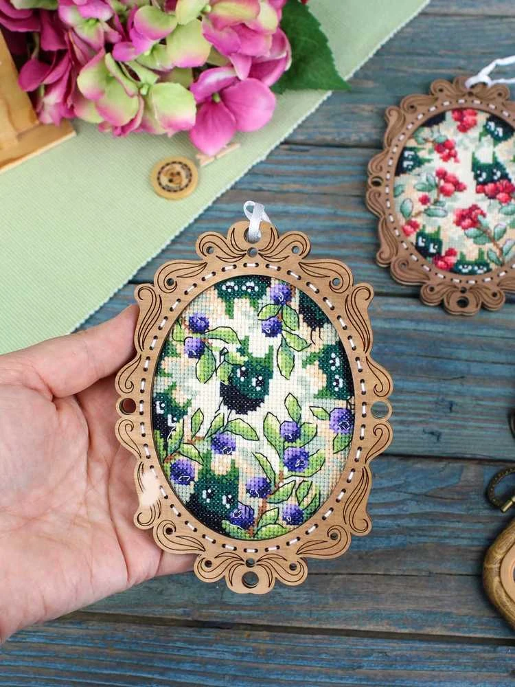 MP Studia Kryželiu siuvinėjimo rinkinys ant medinio pagrindo „Mėlynių miškas“, 14×10 cm