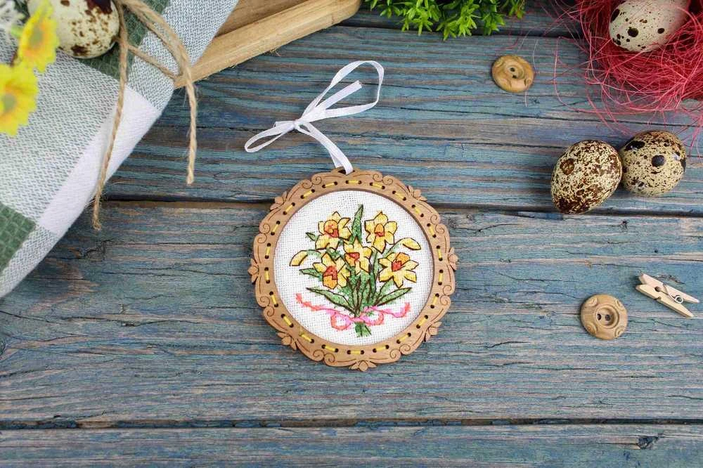 MP Studia Kryželiu siuvinėjimo rinkinys ant medžio: „Narcizų puokštė“, 8×8 cm