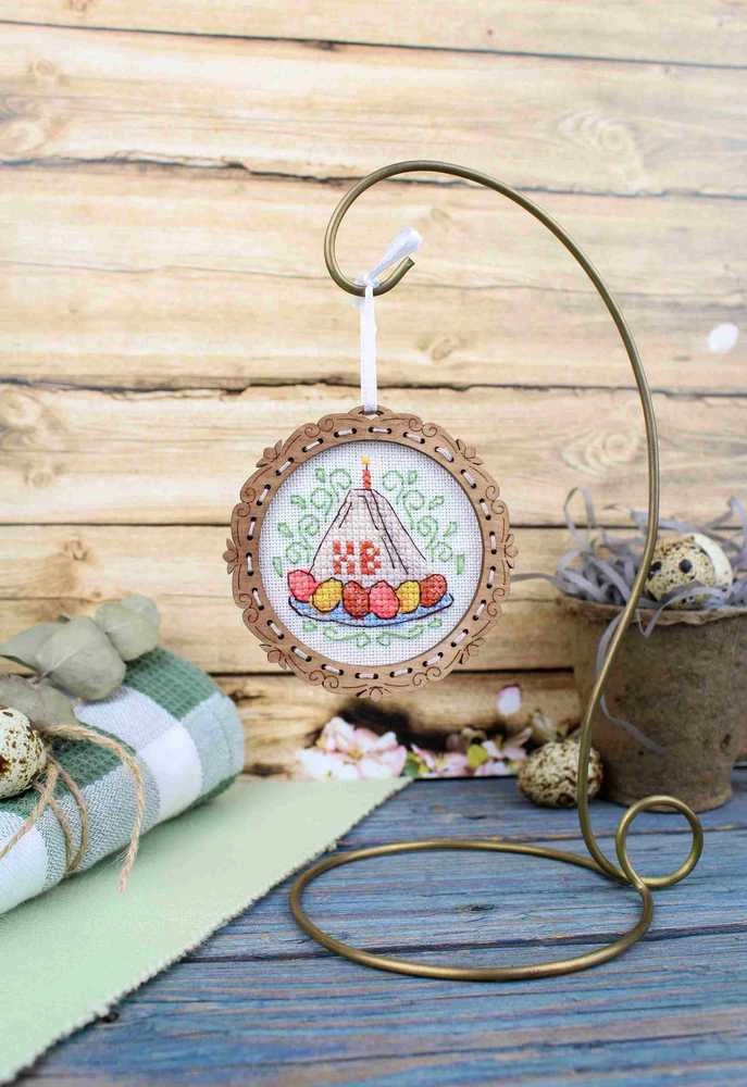 MP Studia Kryželių siuvinėjimo rinkinys ant medžio Mini varškės pyragaitis 8×8 cm