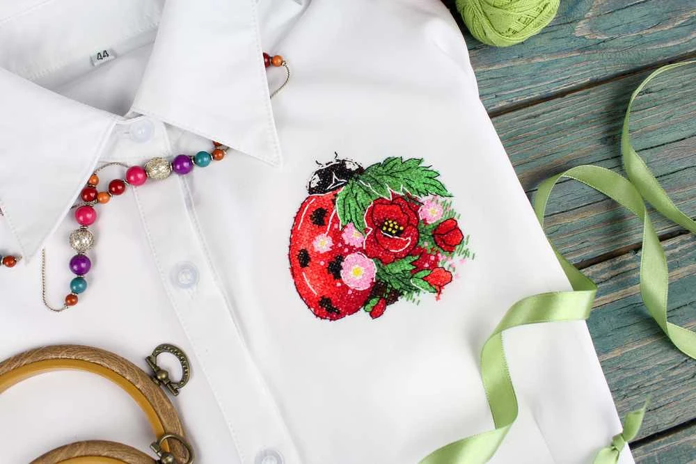 MP Studia Beldizart Vandenyje tirpus drobės kryželiu rinkinys "Gėlė-ladybug" 9x9 cm SV-1033
