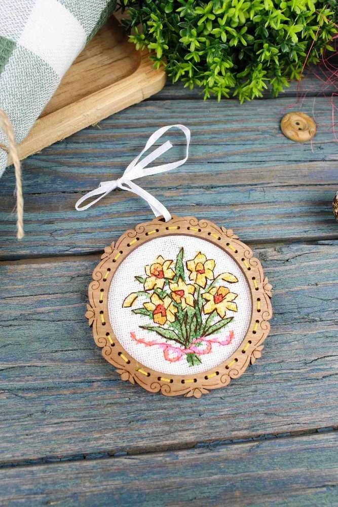 MP Studia Kryželiu siuvinėjimo rinkinys ant medžio: „Narcizų puokštė“, 8×8 cm