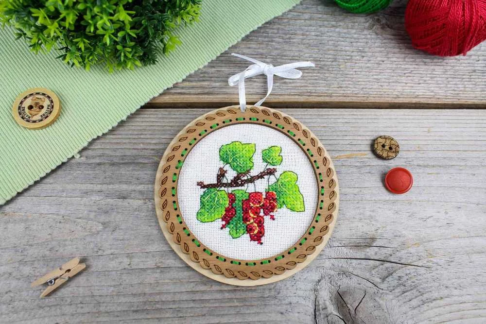 MP Studia Kryželiu siuvinėjimo rinkinys ant medžio „Vasaros uogos – serbentai“ 10x10 cm