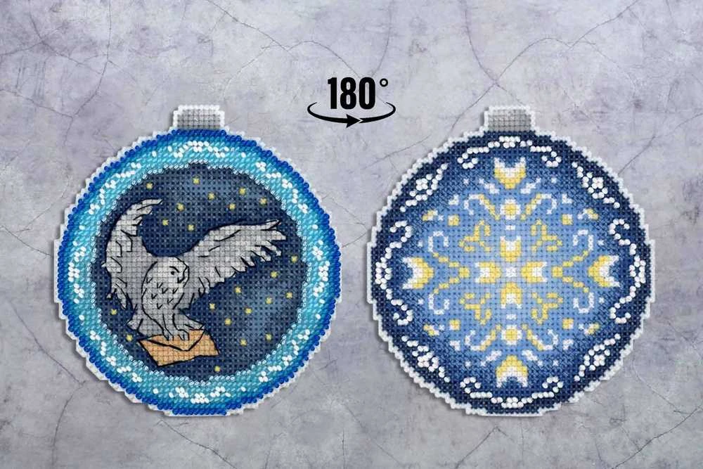 MP Studia Kryželių siuvinėjimo rinkinys „Naujųjų metų burbulas: Sparnuotas paštininkas“ 11×10 cm