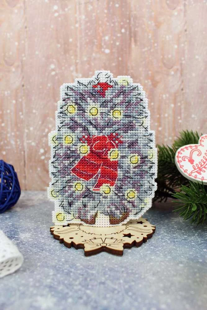 MP Studia Kryželiu siuvinėjimo rinkinys „Naujųjų metų ežiukas“ 12×8 cm