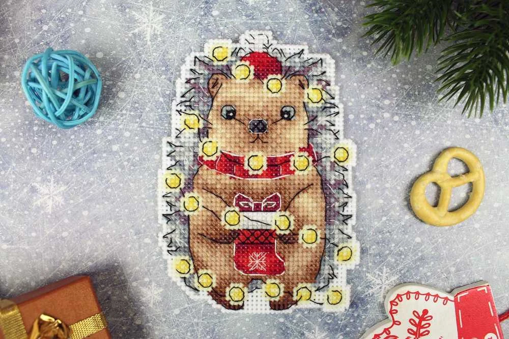 MP Studia Kryželiu siuvinėjimo rinkinys „Naujųjų metų ežiukas“ 12×8 cm