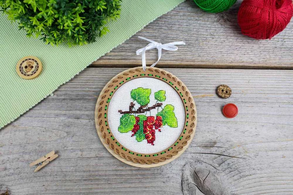 MP Studia Kryželiu siuvinėjimo rinkinys ant medžio „Vasaros uogos – serbentai“ 10x10 cm