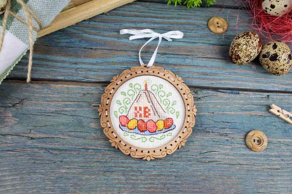MP Studia Kryželių siuvinėjimo rinkinys ant medžio Mini varškės pyragaitis 8×8 cm