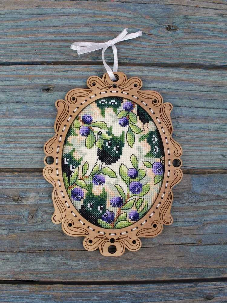 MP Studia Kryželiu siuvinėjimo rinkinys ant medinio pagrindo „Mėlynių miškas“, 14×10 cm