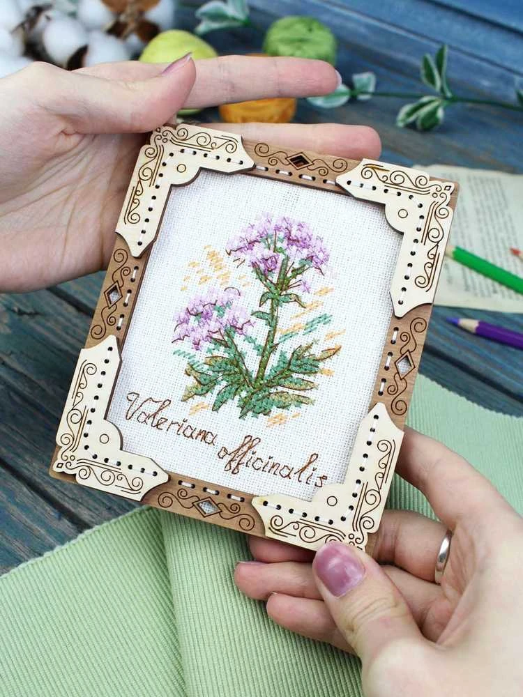 MP Studia Medinis kryželiu siuvinėtas paveikslėlis „Valerijonas“ 13x11 cm