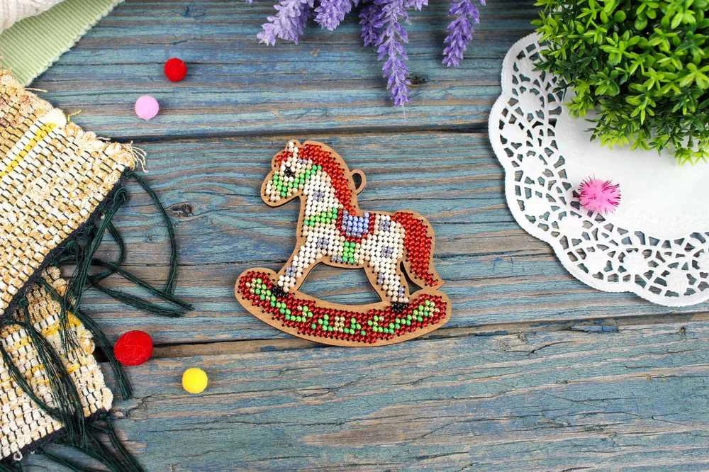 MP Studia Mielas arkliukas – kryželių rinkinys ant medinio pagrindo 8x8 cm