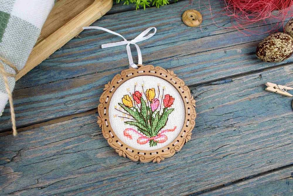 MP Studia Mini siuvinėjimo kryželiu rinkinys ant medžio: Tulpės, 8×8 cm – dovana