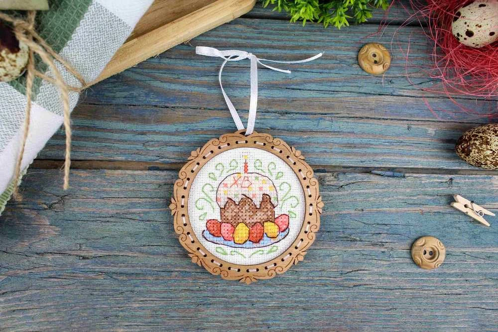 MP Studia Mini siuvinėjimo rinkinys ant medžio „Velykinis pyragas“, 8×8 cm