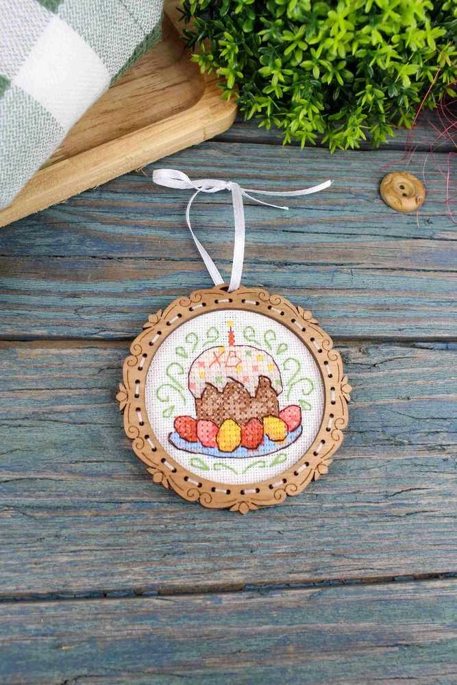 MP Studia Mini siuvinėjimo rinkinys ant medžio „Velykinis pyragas“, 8×8 cm