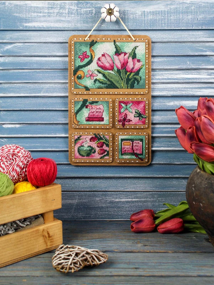 MP Studia Pavasario koliažas – medinis kryželiu siuvinėjimo rinkinys, 26×17 cm