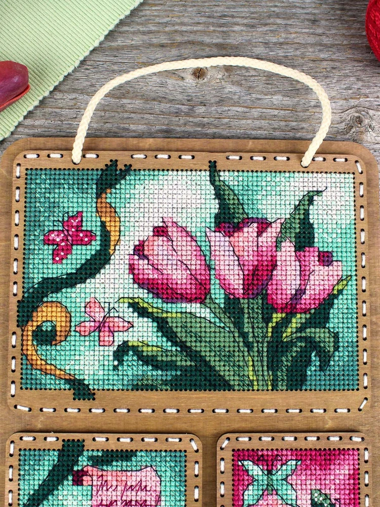 MP Studia Pavasario koliažas – medinis kryželiu siuvinėjimo rinkinys, 26×17 cm