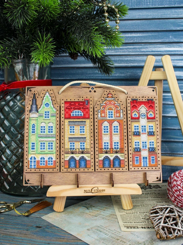 MP Studia Siuvinėjimo kryželiu rinkinys ant medinio pagrindo raktinei „Nameliai“ 16x22 cm
