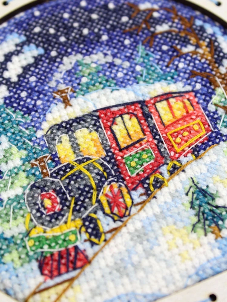 MP Studia Siuvinėjimo kryželiu rinkinys „Sniego gaublys. Žiemos traukinys“ 14x11x5 cm